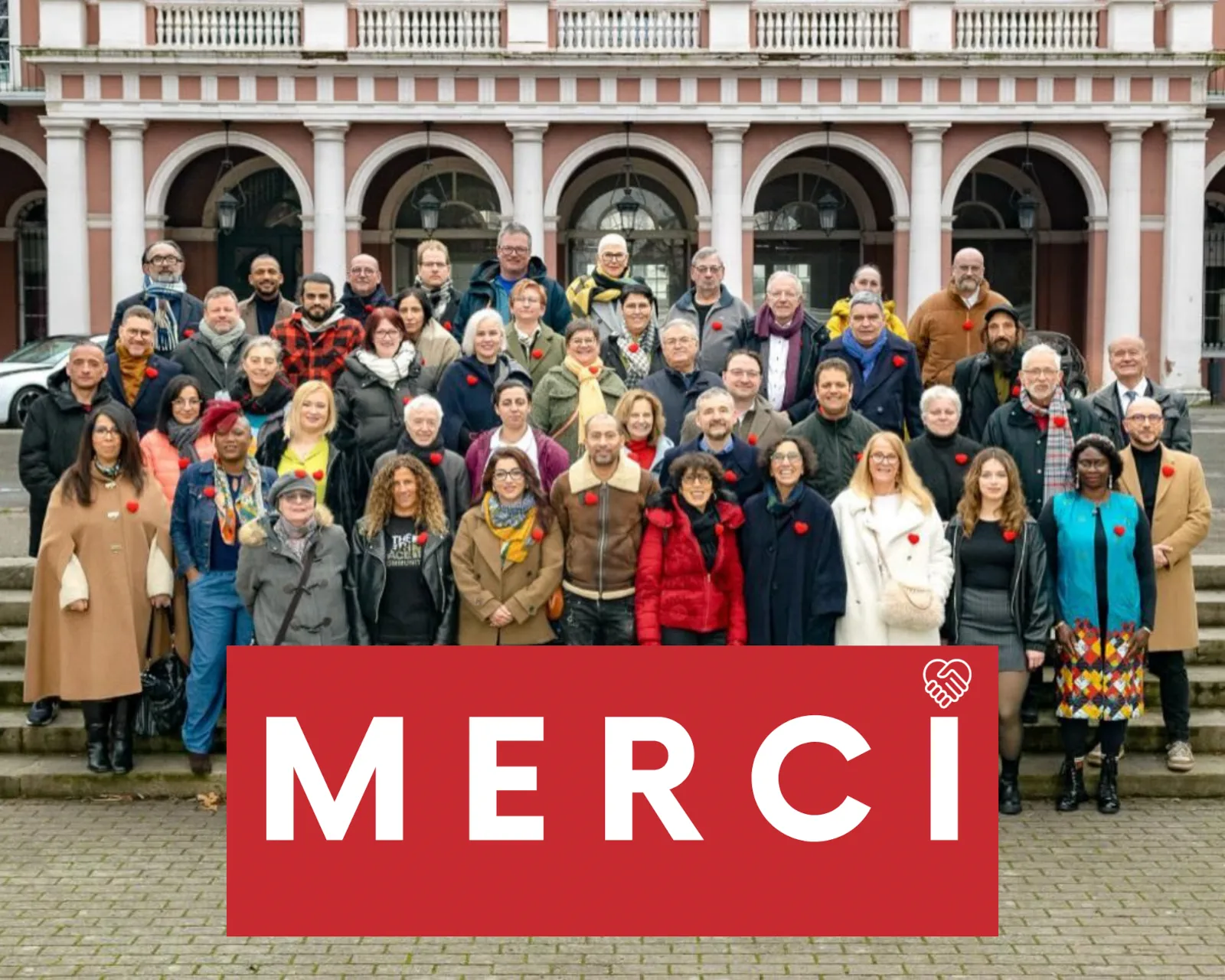 Photo des membres de la liste des habitants pour Mulhouse, avec les 55 colistiers devant la SIM, place de la bourse
                